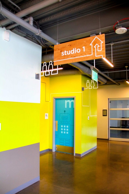 Hanging signage, routed metal blade signs and colorful robots incorporate an Etch-A-Sketch line motif to delineate bathrooms and wayfinding destinations at the Children’s Museum of Denver at Marsico Campus. Credit: Zach Kotel, ArtHouse Design